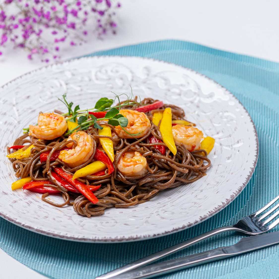 Стiр-Фрай соба з манго та креветкою